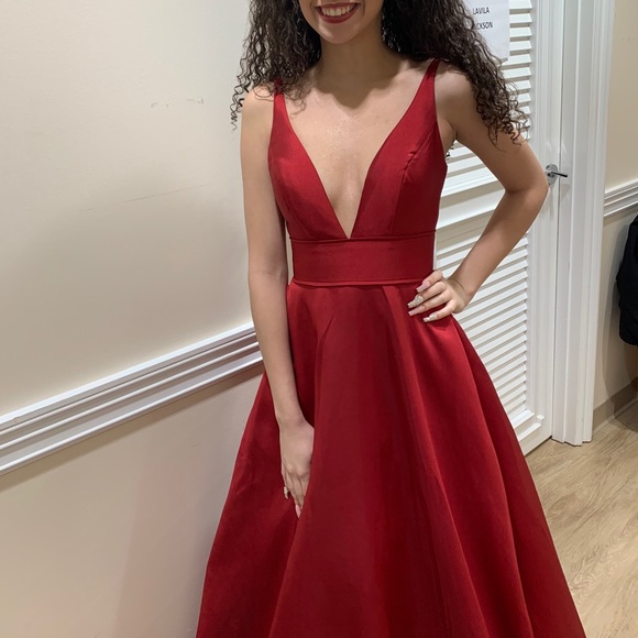 A red dress - Picture 2 of 2